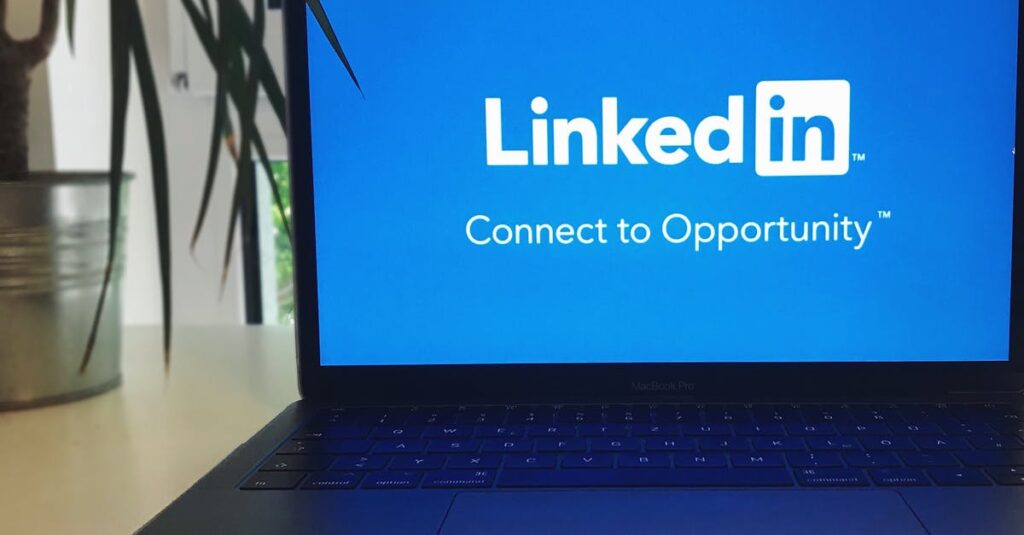 tela de notebook com logotipo do linkedin, em artigo de blog sobre linkedin para empresas