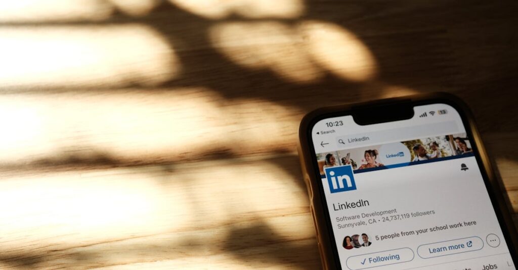 celular com logotipo do linkedin, em artigo de blog sobre linkedin para empresas