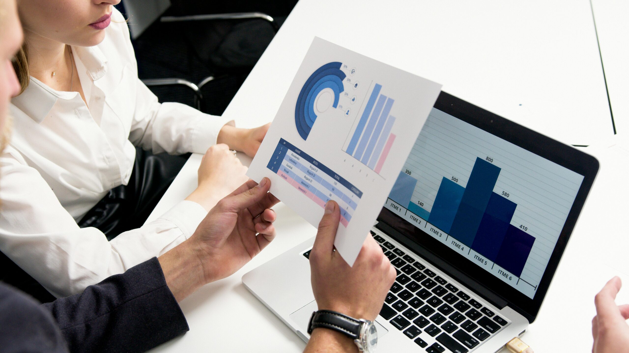 imagem de executivos analisando gráficos de negócios, ilustrando página sobre Diagnóstico de presença digital